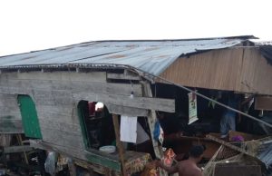 Pescador morre soterrado após deslizamento de terra em flutuanteO fenômeno conhecido como "terras caídas" atingiu o flutuante que ficava próximo a uma encosta às margens do rio. Pescador morre soterrado após deslizamento de terra em flutuante