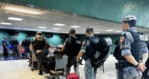 Polícia Militar envia reforço policial para reduzir índices de homicídio em TabatingaTropa com 40 policiais militares vai compor o efetivo das Operações Hórus e Paz no município. Polícia Militar envia reforço policial para reduzir índices de homicídio em Tabatinga