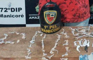 Polícia Militar prende homem e apreende adolescente por tráfico de drogas em ManicoréO homem foi preso em flagrante e o adolescente foi apreendido. Polícia Militar prende homem e apreende adolescente por tráfico de drogas em Manicoré