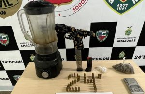 Policiais civis prendem homem com drogas, arma e munições em ManausSuspeito atuava como fornecedor para grupo criminoso. Policiais civis prendem homem com drogas, arma e munições em Manaus