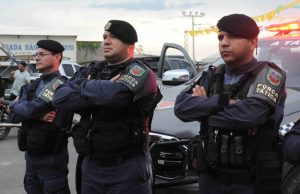 Quinze pessoas são presas em Manaus por crimes variadosOs crimes pelos quais as pessoas foram presas variam, incluindo pesca ilegal, porte ilegal de arma de fogo, roubo, receptação e tráfico de drogas. Quinze pessoas são presas em Manaus por crimes variados