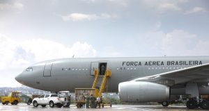 Quinto voo de repatriados deixa Israel com 215 passageiros e 16 petsCom essa decolagem, total de brasileiros que já retornou ao país ou está em deslocamento na operação do Governo Federal chega a 916. Quinto voo de repatriados deixa Israel com 215 passageiros e 16 pets