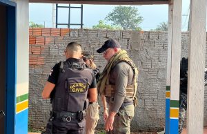 Suspeitos de torturar e matar adolescente por envolvimento com tráfico de drogas são presos em AutazesCinco homens foram presos por envolvimento no crime, e outros por furtos na comunidade. Suspeitos de torturar e matar adolescente por envolvimento com tráfico de drogas são presos em Autazes