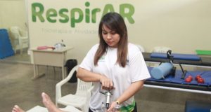 Ventosaterapia é utilizada no Programa RespirAR para tratar dores musculares e articularesA técnica chinesa atua na liberação de toxinas, promovendo o relaxamento e melhorando a circulação sanguínea, o que contribui para a redução das dores. Ventosaterapia é utilizada no Programa RespirAR para tratar dores musculares e articulares
