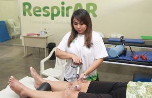 Ventosaterapia é utilizada no Programa RespirAR para tratar dores musculares e articularesA técnica chinesa atua na liberação de toxinas, promovendo o relaxamento e melhorando a circulação sanguínea, o que contribui para a redução das dores. Ventosaterapia é utilizada no Programa RespirAR para tratar dores musculares e articulares