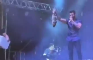 Vídeo: Gusttavo Lima ganha peixe de fã durante show no Amapá e brinca: ‘Almoço de amanhã’O cantor parou o show para agradecer. Vídeo: Gusttavo Lima ganha peixe de fã durante show no Amapá e brinca: ‘Almoço de amanhã’