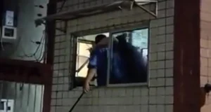 Morador agride porteiro após entregador ser barrado em condomínioPelas regras do condomínio, é proibida a entrada de entregadores até os apartamentos. Vídeo: Morador agride porteiro após entregador ser barrado em condomínio