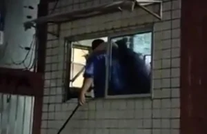 Morador agride porteiro após entregador ser barrado em condomínioPelas regras do condomínio, é proibida a entrada de entregadores até os apartamentos. Vídeo: Morador agride porteiro após entregador ser barrado em condomínio