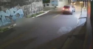 Vídeo: acidente entre carro e moto deixa motociclista ferido em Manaus Vídeo: acidente entre carro e moto deixa motociclista ferido em Manaus