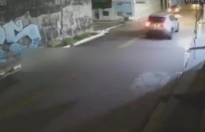 Vídeo: acidente entre carro e moto deixa motociclista ferido em Manaus Vídeo: acidente entre carro e moto deixa motociclista ferido em Manaus