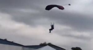 Vídeo: homem morre em acidente com paraquedista em evento de aviação em ItápolisUm homem morreu e outras três pessoas ficaram feridas após serem atingidas por um paraquedista durante um evento de aviação em Itápolis, no interior de São Paulo, na tarde de sábado (7). Vídeo:homem morre em acidente com paraquedista em evento de aviação em Itápolis