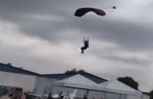 Vídeo: homem morre em acidente com paraquedista em evento de aviação em ItápolisUm homem morreu e outras três pessoas ficaram feridas após serem atingidas por um paraquedista durante um evento de aviação em Itápolis, no interior de São Paulo, na tarde de sábado (7). Vídeo:homem morre em acidente com paraquedista em evento de aviação em Itápolis