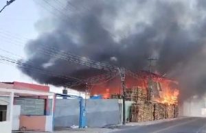 Vídeo: incêndio de grandes proporções destrói fábrica de paletes em ManausVídeo mostra momento em que fogo toma conta do local. Vídeo: incêndio de grandes proporções destrói fábrica de paletes em Manaus
