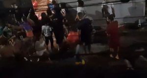 Vídeo: jovem é executado com mais de 10 tiros em festa de aniversário em ManausFamiliares da vítima ficaram desesperados ao ver o jovem baleado. Vídeo: jovem é executado com mais de 10 tiros em festa de aniversário em Manaus