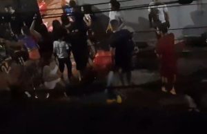 Vídeo: jovem é executado com mais de 10 tiros em festa de aniversário em ManausFamiliares da vítima ficaram desesperados ao ver o jovem baleado. Vídeo: jovem é executado com mais de 10 tiros em festa de aniversário em Manaus
