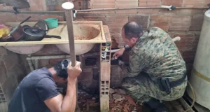 Vídeo: Jiboia é resgatada após ficar presa entre paredes em SalvadorSegundo a PM, foi necessário quebrar parte dos blocos para ter acesso ao animal. Vídeo: Jiboia é resgatada após ficar presa entre paredes em Salvador