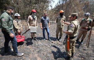 Wilson Lima apresenta balanço de ações contra queimadas, com quase 2 mil incêndios combatidosO governador também vistoriou a base do Corpo de Bombeiros em Iranduba e uma área da mata onde a tropa havia controlado focos de queimadas Wilson Lima apresenta balanço de ações contra queimadas, com quase 2 mil incêndios combatidos