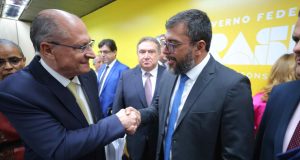 Wilson Lima se reúne com Alckmin para reforçar ações de enfrentamento à estiagem no AmazonasAtendendo solicitação do governador, o Governo Federal antecipou o pagamento do Bolsa Família para 55 municípios e anunciou dragagem na área do Tabocal. Wilson Lima se reúne com Alckmin para reforçar ações de enfrentamento à estiagem no Amazonas