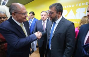 Wilson Lima se reúne com Alckmin para reforçar ações de enfrentamento à estiagem no AmazonasAtendendo solicitação do governador, o Governo Federal antecipou o pagamento do Bolsa Família para 55 municípios e anunciou dragagem na área do Tabocal. Wilson Lima se reúne com Alckmin para reforçar ações de enfrentamento à estiagem no Amazonas