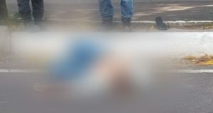 Idoso morre atropelado em Manaus após tropeçar e cair na ruaCondutor do veículo prestou socorro e aguardou a chegada da polícia. Idoso morre atropelado em Manaus após tropeçar e cair na rua