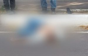 Idoso morre atropelado em Manaus após tropeçar e cair na ruaCondutor do veículo prestou socorro e aguardou a chegada da polícia. Idoso morre atropelado em Manaus após tropeçar e cair na rua