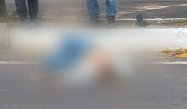 Idoso morre atropelado em Manaus após tropeçar e cair na rua Idoso morre atropelado em Manaus após tropeçar e cair na rua