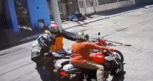 Vídeo: assaltante morre segundos após roubar moto de idoso Um jovem de 17 anos morreu após passar mal segundos depois de ter roubado uma moto. Vídeo: assaltante morre segundos após roubar moto de idoso