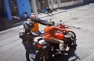 Vídeo: assaltante morre segundos após roubar moto de idoso Um jovem de 17 anos morreu após passar mal segundos depois de ter roubado uma moto. Vídeo: assaltante morre segundos após roubar moto de idoso