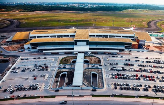 Avião colide com pássaro e decolagem é interrompida no Aeroporto de Manaus Avião colide com pássaro e decolagem é interrompida no Aeroporto de Manaus
