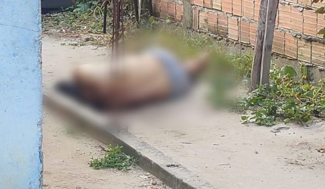 Bandidos invadem casa e matam agente de portaria a tiros