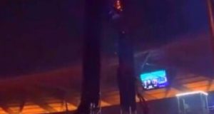 Em Manaus, bombeiro militar cai de estrutura ao tentar apagar fogo em festa Em Manaus, bombeiro militar cai de estrutura ao tentar apagar fogo em festa