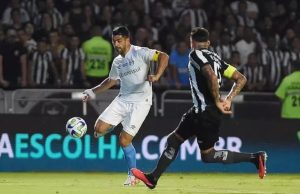 Botafogo sofre nova virada épica para o Grêmio, que empata na liderançaO time carioca chegou a abrir 3 a 1 no placar, mas viu o Tricolor gaúcho reagir. Botafogo sofre nova virada épica para o Grêmio, que empata na liderança