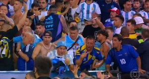Briga entre torcedores de Brasil e Argentina atrasa jogo no MaracanãConflito começou durante execução dos hinos nacionais. Briga entre torcedores de Brasil e Argentina atrasa jogo no Maracanã