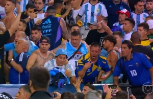 Briga entre torcedores de Brasil e Argentina atrasa jogo no MaracanãConflito começou durante execução dos hinos nacionais. Briga entre torcedores de Brasil e Argentina atrasa jogo no Maracanã