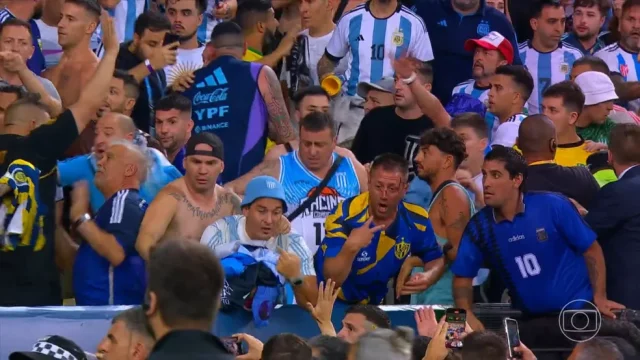 Briga entre torcedores de Brasil e Argentina atrasa jogo no Maracanã