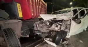 Caçamba e carro se chocam e ficam destruídos na Avenida Efigênio Sales Caçamba e carro se chocam e ficam destruídos na Avenida Efigênio Sales
