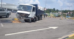 Carreta desgovernada invade estacionamento de shopping em Manaus Problema nos freios causou acidente que não deixou feridos. Carreta desgovernada invade estacionamento de shopping em Manaus