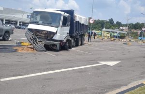 Carreta desgovernada invade estacionamento de shopping em Manaus Problema nos freios causou acidente que não deixou feridos. Carreta desgovernada invade estacionamento de shopping em Manaus