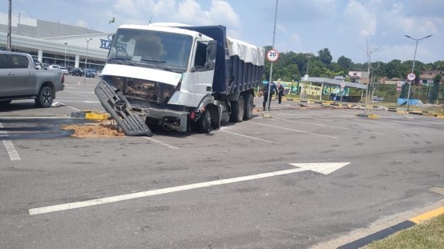 Carreta desgovernada invade estacionamento de shopping em Manaus