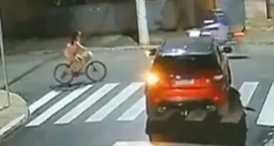 Vídeo: ciclista é atropelada por carro em Timóteo Vídeo: ciclista é atropelada por carro em Timóteo