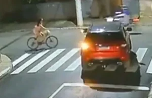 Vídeo: ciclista é atropelada por carro em Timóteo Vídeo: ciclista é atropelada por carro em Timóteo