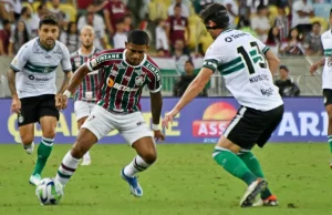 Coritiba é rebaixado para a Série B após derrota para o Fluminense Coritiba é rebaixado para a Série B após derrota para o Fluminense