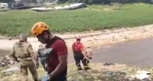 Corpo de homem com mais de 20 facadas e 4 tiros é encontrado em igarapé de ManausA Polícia Militar recebeu informações de que havia um corpo boiando nas águas do igarapé e foi até o local para averiguar as informações. Corpo de homem com mais de 20 facadas e 4 tiros é encontrado em igarapé de Manaus