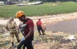 Corpo de homem com mais de 20 facadas e 4 tiros é encontrado em igarapé de ManausA Polícia Militar recebeu informações de que havia um corpo boiando nas águas do igarapé e foi até o local para averiguar as informações. Corpo de homem com mais de 20 facadas e 4 tiros é encontrado em igarapé de Manaus