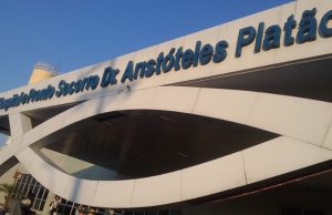 Duas irmãs são baleadas durante assalto em Manaus Duas irmãs são baleadas durante assalto em Manaus