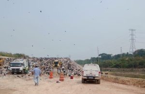 Feto é encontrado em lixão de Manaus Um feto foi encontrado dentro de uma mochila de delivery no Aterro. Feto é encontrado em lixão de Manaus
