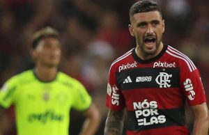 Flamengo vence Palmeiras e volta à briga pelo título do BrasileirãoCom a vitória, o Rubro-Negro se recolocou na briga pelo título, assumindo a quinta posição, com 56 pontos. Flamengo vence Palmeiras e volta à briga pelo título do Brasileirão