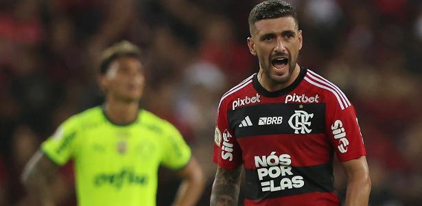 Flamengo vence Palmeiras e volta à briga pelo título do Brasileirão