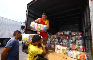 Governo do Amazonas entrega mais 1,3 mil cestas básicas para apoiar famílias em três Unidades de ConservaçãoEntregas vão beneficiar famílias nas Reservas de Desenvolvimento Sustentável (RDS) Piagaçu-Purus, Uatumã e Madeira. Governo do Amazonas entrega mais 1,3 mil cestas básicas para apoiar famílias em três Unidades de Conservação