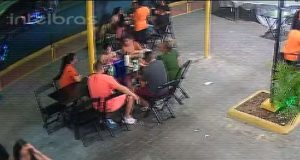 Homem é executado a tiros em praça de alimentação em Manaus Câmera flagra execução de homem em praça de alimentação em Manaus. Homem é executado a tiros em praça de alimentação em Manaus